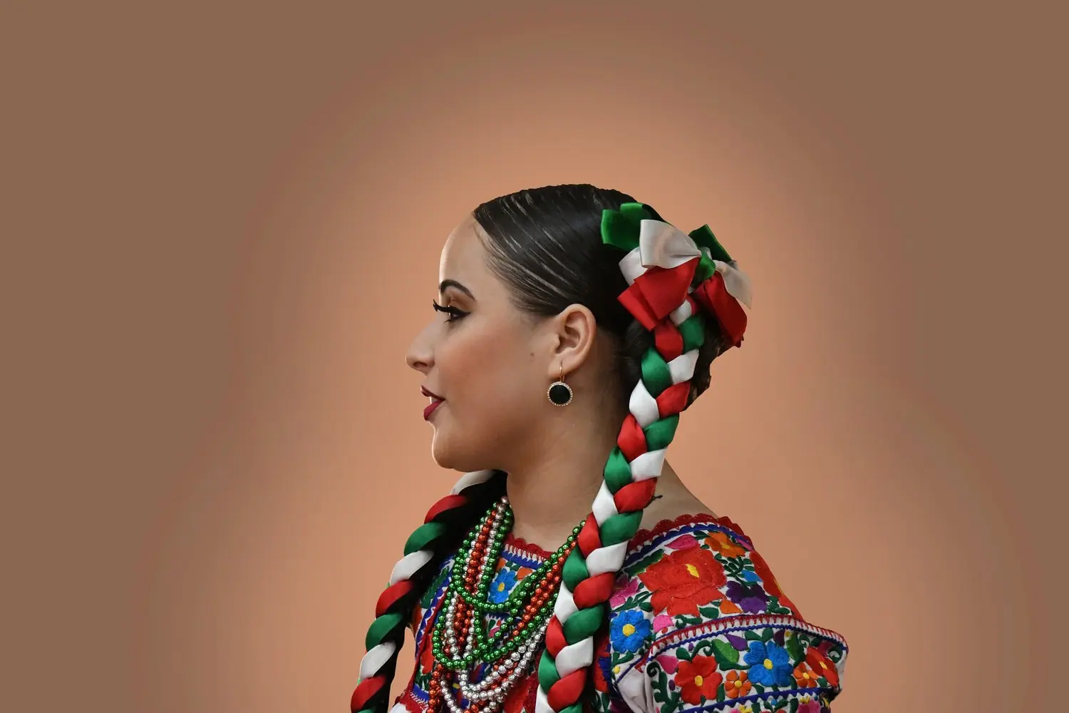 Meksykańskie spinki do włosów: ręcznie robione ozdoby