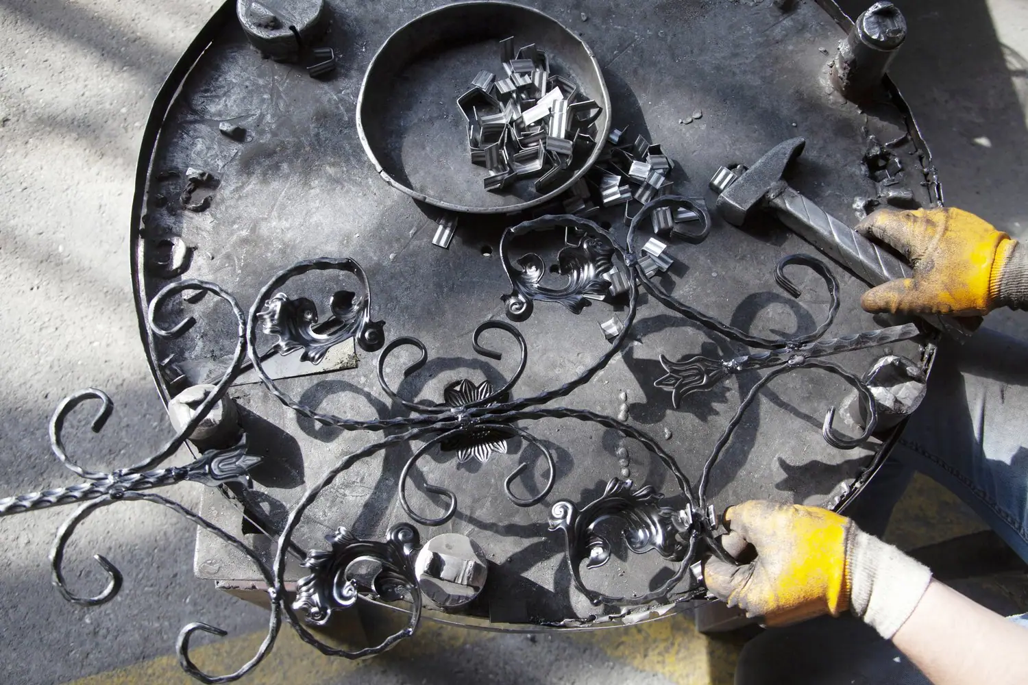 Ręcznie kute meble meksykańskie: metalowe elementy wystroju