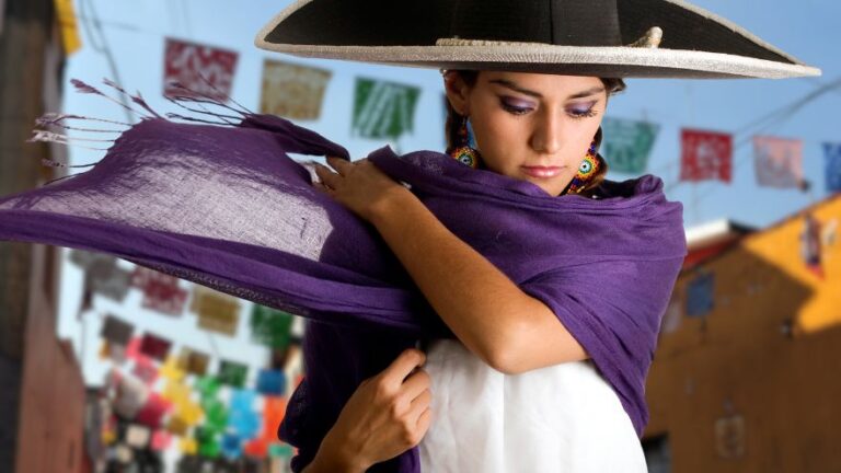 Kobieta w meksykańskim stroju w kolczykami w mieście
