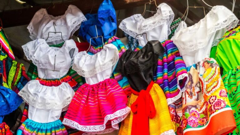 Tradycyjne meksykańskie ubrania na rynku